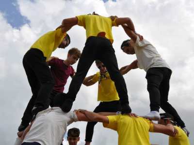 Uno scatto di una piramide umana che sembra toccare il cielo